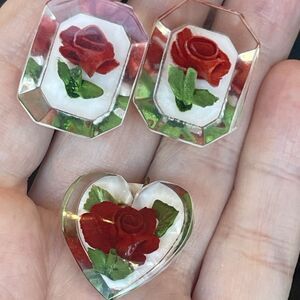 Vtg Lucite Encased Red Rose Green Leaves Screw Back Earrings & Heart Pendant Set